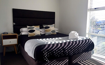 Merivale Apartments queen single bedroom